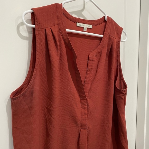 Long Sleeveless Blouse - Picture 2 of 6
